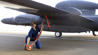 Illustration for article titled This Is How You Hand-Launch A U-2 Spy Plane After It Loses A Wheel